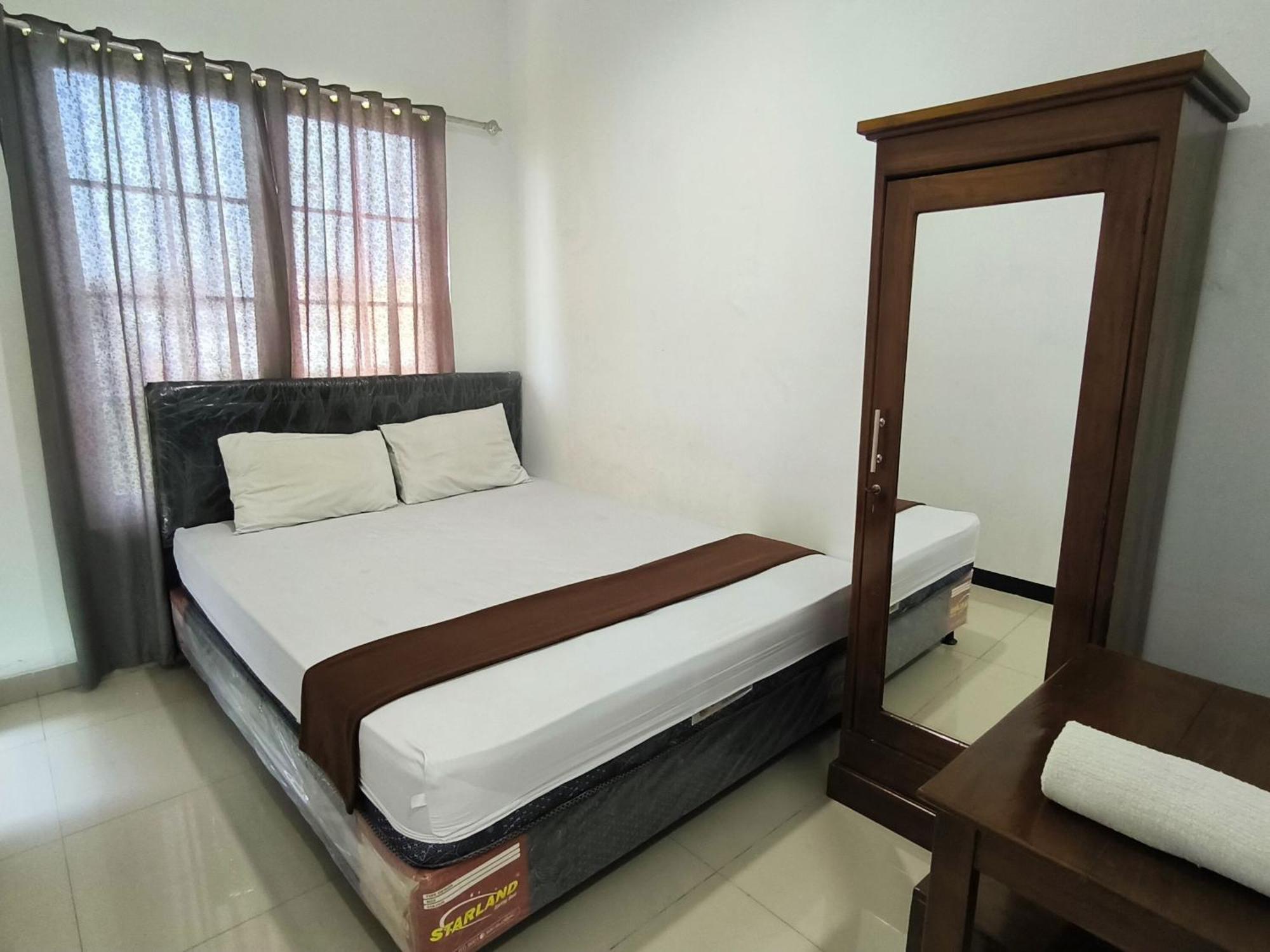 Pasadena House Syariah Hotel Semarang Exterior photo