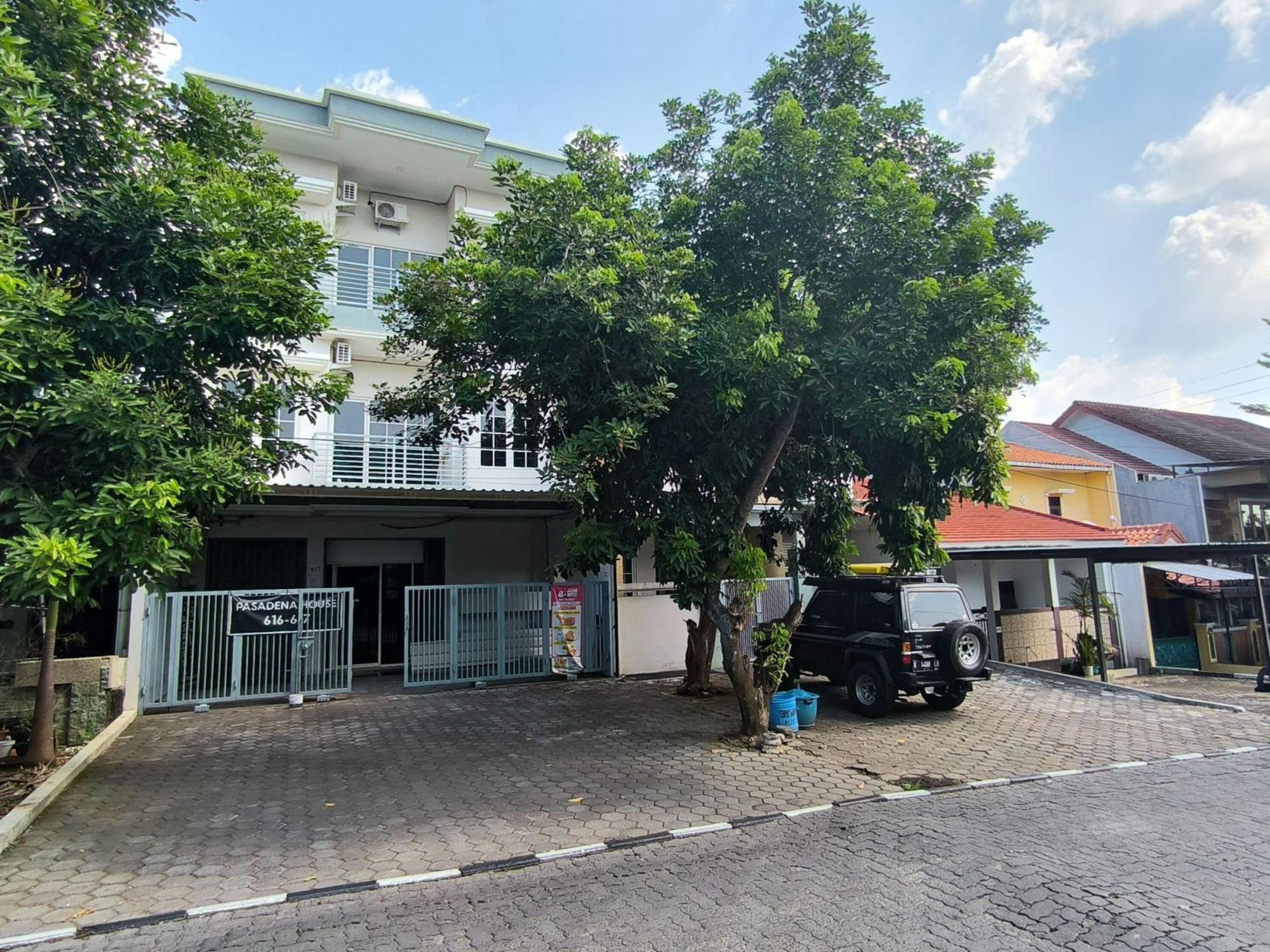 Pasadena House Syariah Hotel Semarang Exterior photo